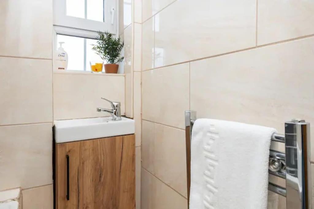 Ferienwohnung Tranquil 1Br In South Bank With Onsite Parking London Exterior foto