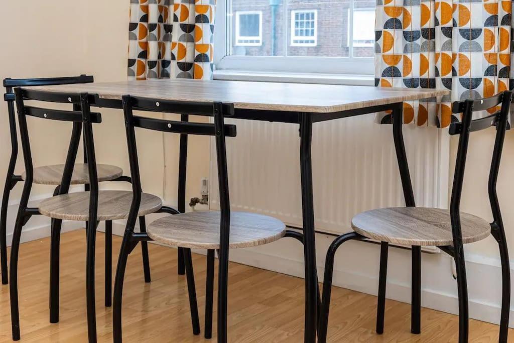 Ferienwohnung Tranquil 1Br In South Bank With Onsite Parking London Exterior foto