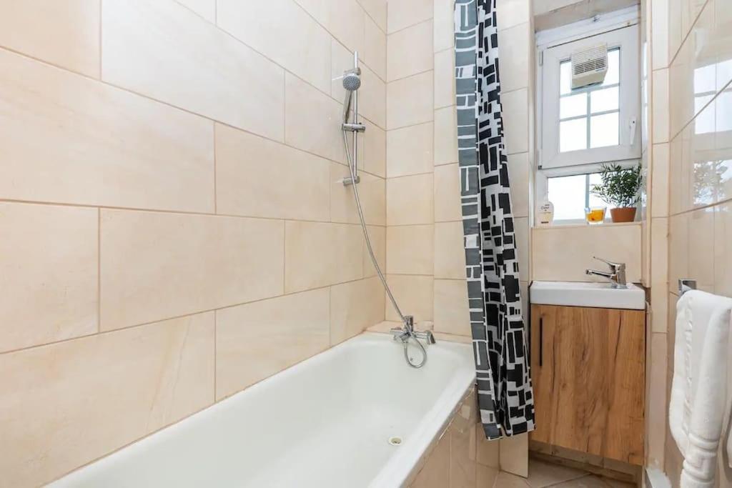 Ferienwohnung Tranquil 1Br In South Bank With Onsite Parking London Exterior foto